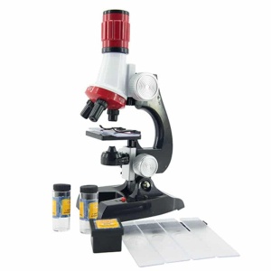 100 tot 1200x educatieve microscoop voor witte, rode en zwarte kinderen op een witte achtergrond