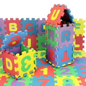 Kleurrijke 36-delige mini-alfabetpuzzel voor kinderen met witte achtergrond