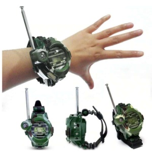7-in-1 walkie-talkie in de vorm van een horloge aan één hand met witte achtergrond