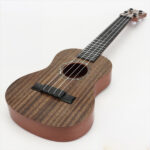 Een houten gitaar met 4 snaren voor kinderen op een witte achtergrond.
