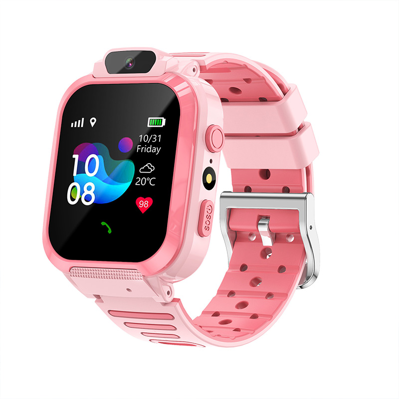 Een smartwatch met een kleurentouchscreen, roze bandje en verlicht scherm, op een effen witte achtergrond.