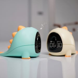 Digitale wekker in de vorm van een groene en gele kawaii kinderdinosaurus met LED-scherm