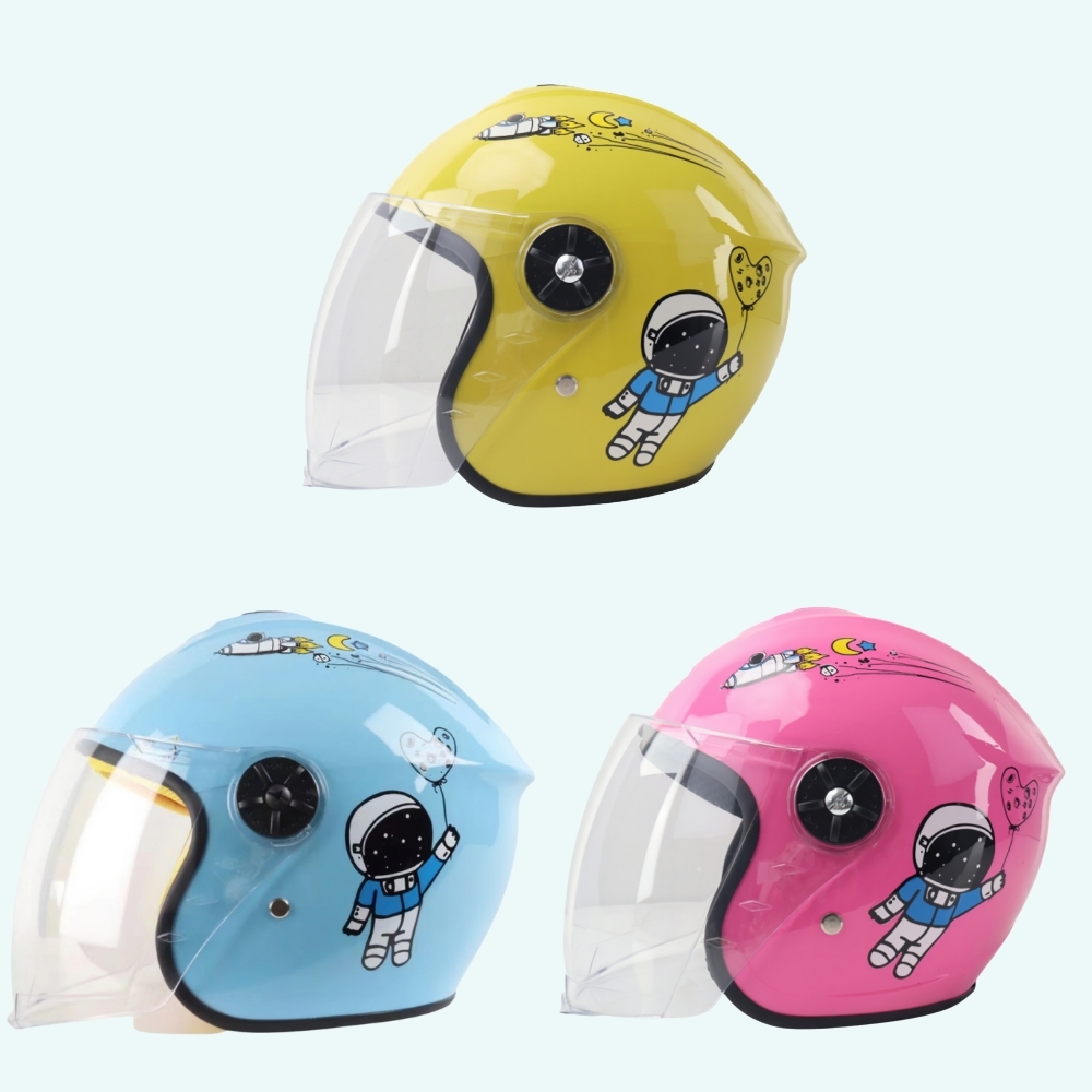 Veiligheidshelm met vizier met Kawaii motief in drie verschillende kleuren, geel, blauw en roze op een effen achtergrond.