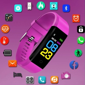 Roze verbonden horloge met touchscreen. Het heeft een heleboel functies, waaronder Whatsapp, Bluetooth, bellen, camera, Facebook, stappenteller, stopwatch, enz. Het bandje is klein en verstelbaar, zodat het voor iedereen geschikt is. De tijd wordt digitaal weergegeven en de batterij is zichtbaar.