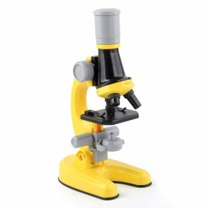 Biologische microscoop 100X 400X 1200X voor gele, zwarte en grijze kinderen op een witte achtergrond