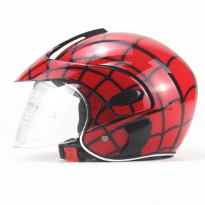 Kinderhelm met voorvizier. De helm heeft een rood spinnenwebmotief dat doet denken aan Spiderman. De helm heeft een clip aan de onderkant om de helm vast te zetten.