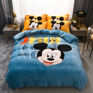 Dekbedovertrek met Mickey-print voor een kind in een slaapkamer voor het raam