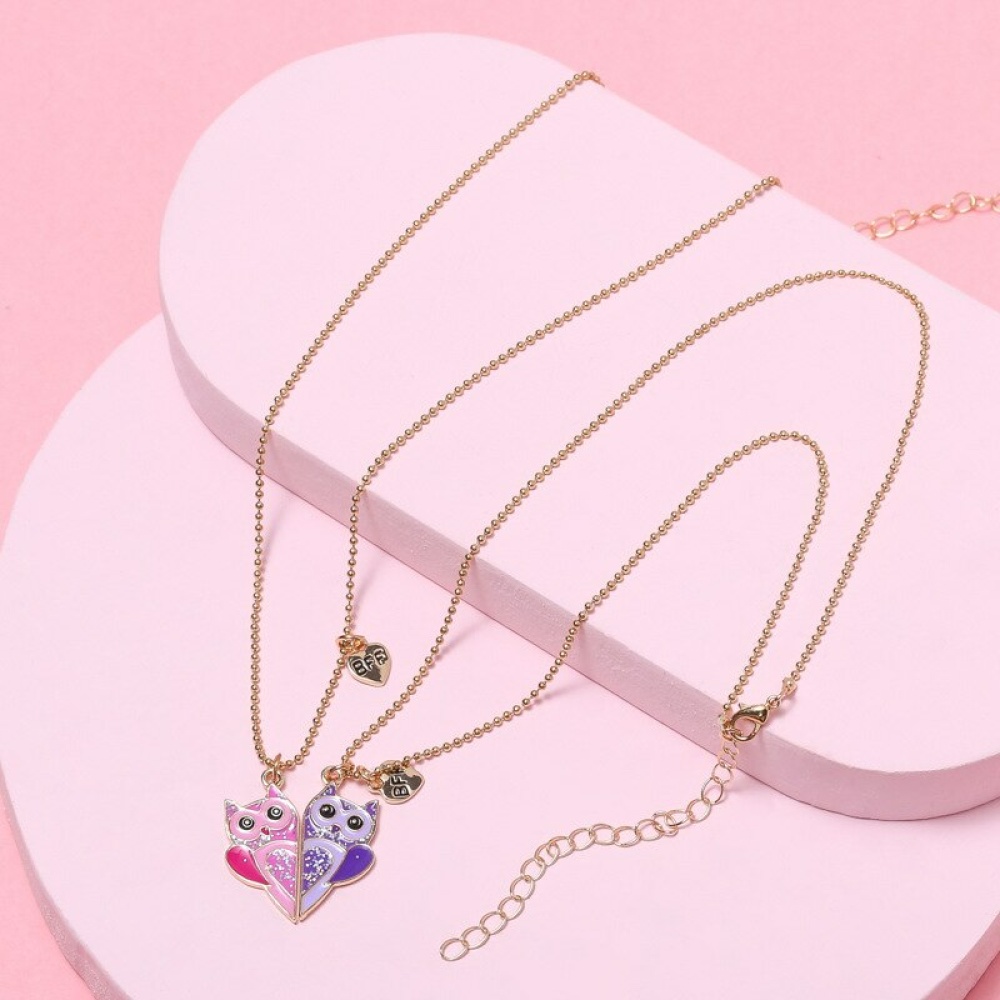 Vriendin hart ketting met zilveren ketting op roze achtergrond