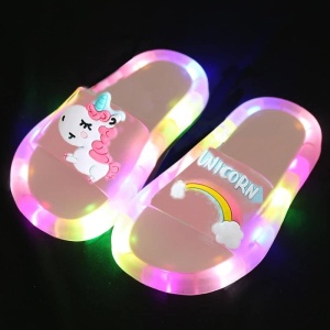 Gekleurde LED eenhoorn pantoffel voor meisjes met zwarte achtergrond