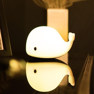 LED nachtlampje in de vorm van een lichtgevende walvis met zwarte ogen