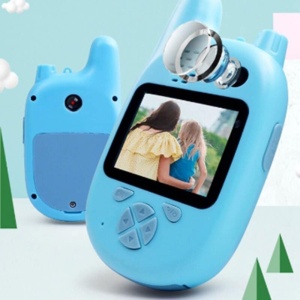Mini walkietalkie met camera voor kinderen in blauw op een blauwe wolkenachtergrond