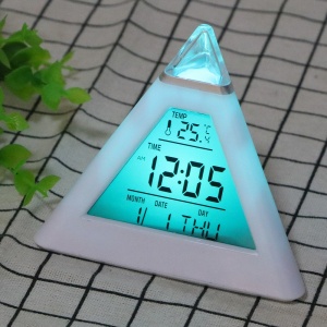 Witte piramidevormige digitale wekker met turquoise licht