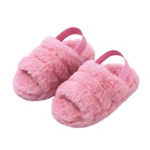 Roze pluchen winterslof voor meisjes op witte achtergrond