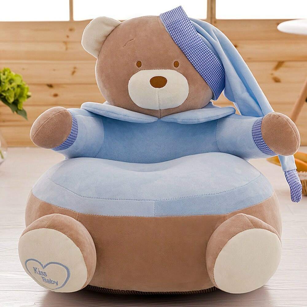 Bruine en blauwe teddybeer poef met pyjama in een zithoek