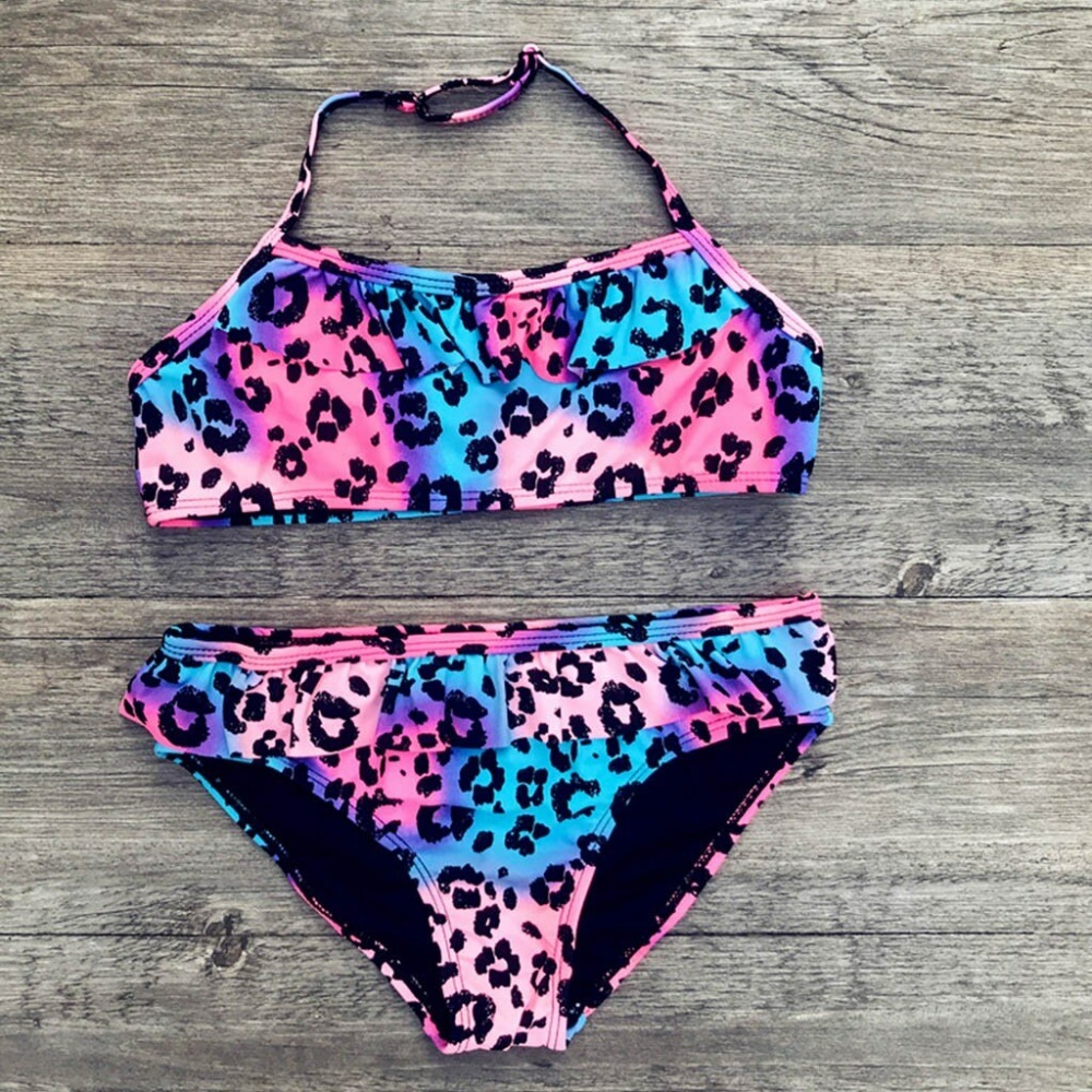 2-delig zwempak met luipaardprint voor meisjes 2-delig zwempak met luipaardprint voor meisjes in roze, paars en blauw op grijs hout
