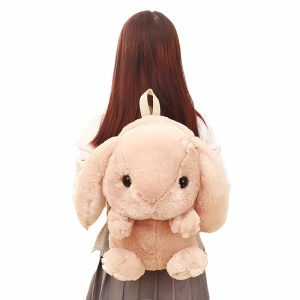 Rugzak in de vorm van een roze meisjesknuffelkonijn op de rug van een klein meisje