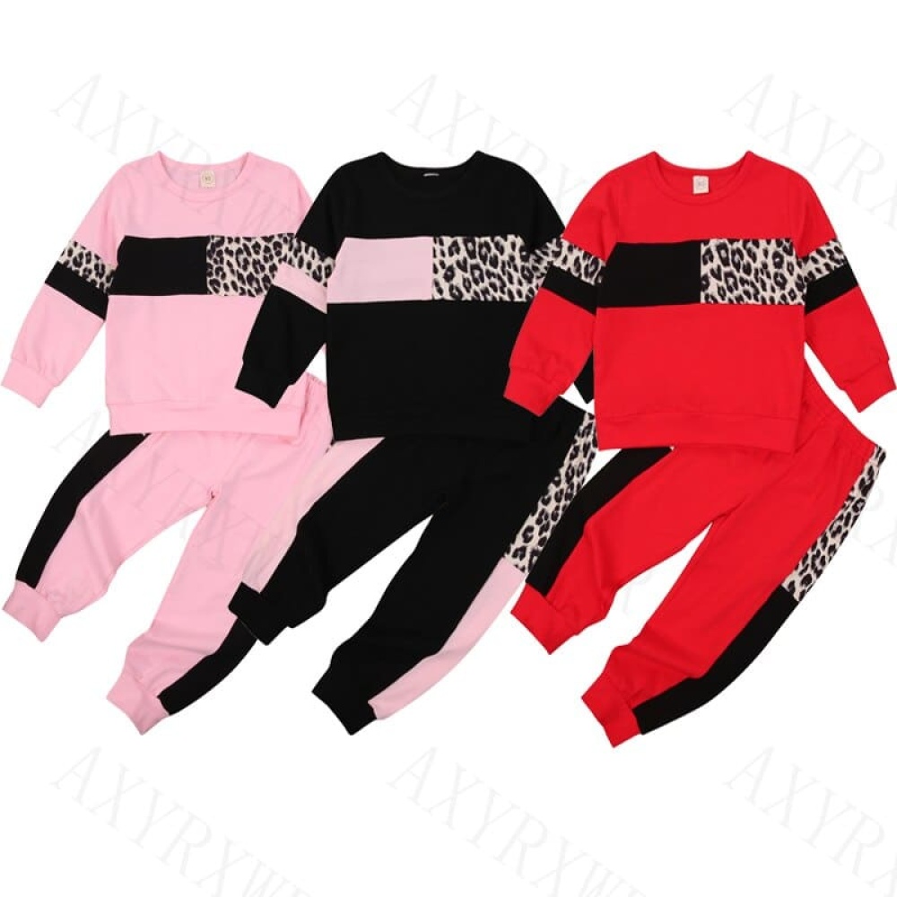 Joggingpak met roze, zwarte en rode luipaardprint voor kinderen op een witte achtergrond
