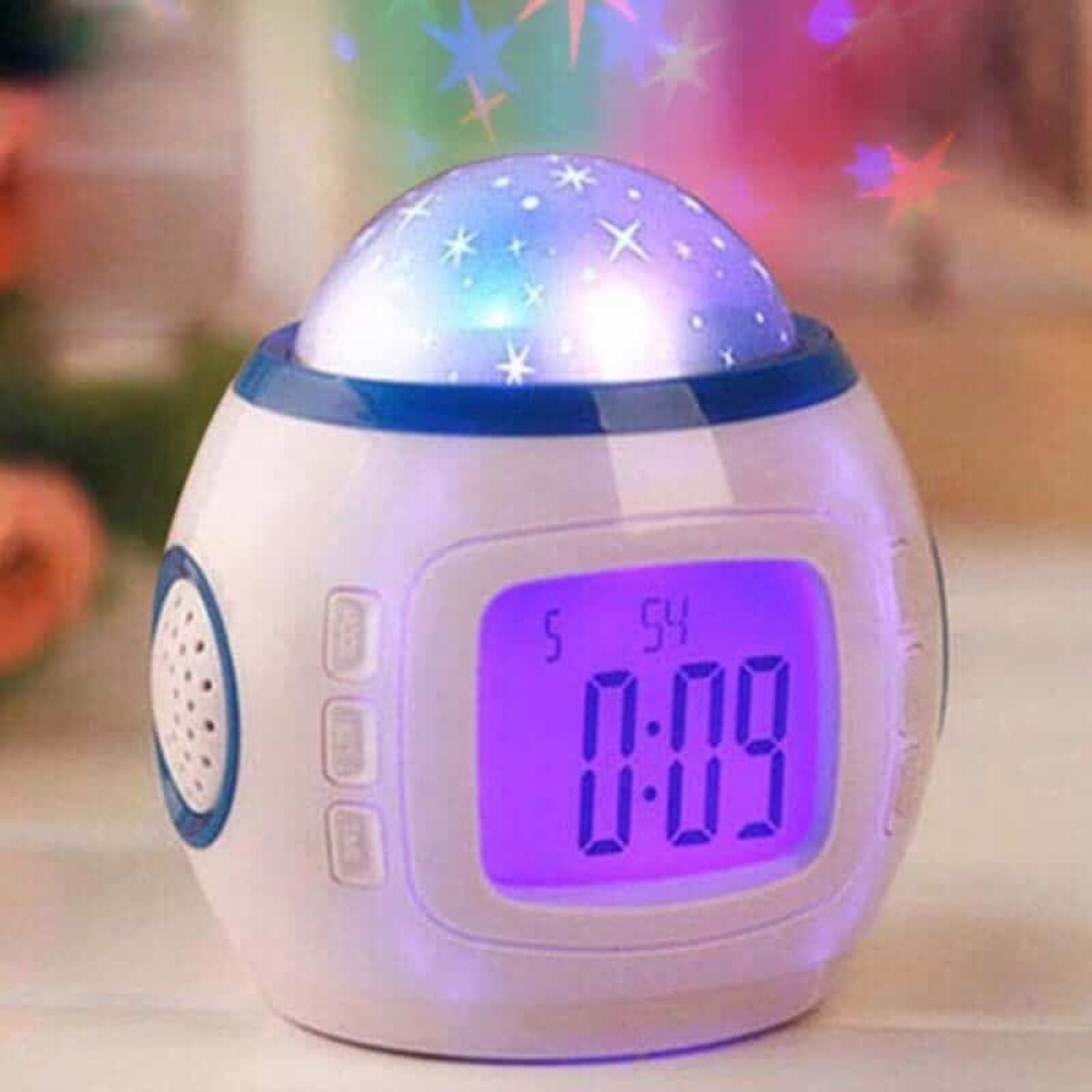 LED wekker met veelkleurig sterlicht en digitale voorkant op een houten tafel