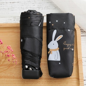 Mini zakparaplu voor kinderen met wit konijn op een zwarte paraplu op een houten tafel