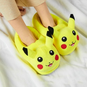 Kindersloffen in de vorm van een pluche Pikachu met een witte deken over de voeten geschoven