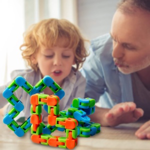 Groene, blauwe en oranje plastic legpuzzel voor kinderen met kind en vader in een kamer om op een tafel te spelen