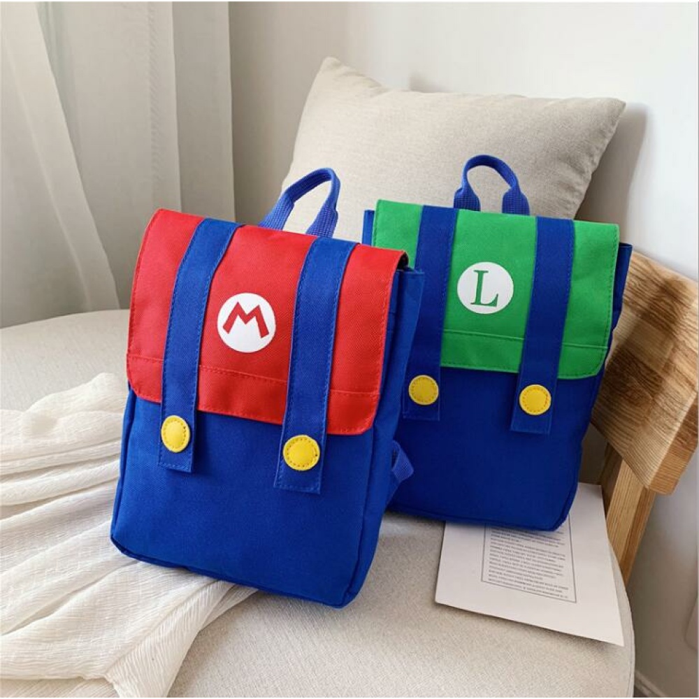 Super Mario rugzak voor kinderen rood en blauw, groen en blauw op een bed met een kussen