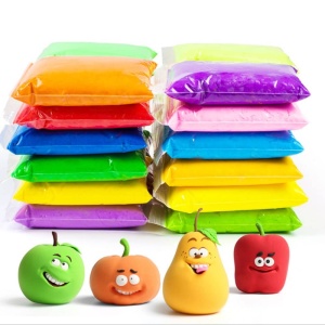 Superlichte 12-kleuren boetseerklei voor kinderen met appel, sinaasappel, banaan en aardbei op een witte achtergrond