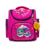 Roze en paarse orthopedische schooltas voor kinderen met cartoonprint en witte achtergrond