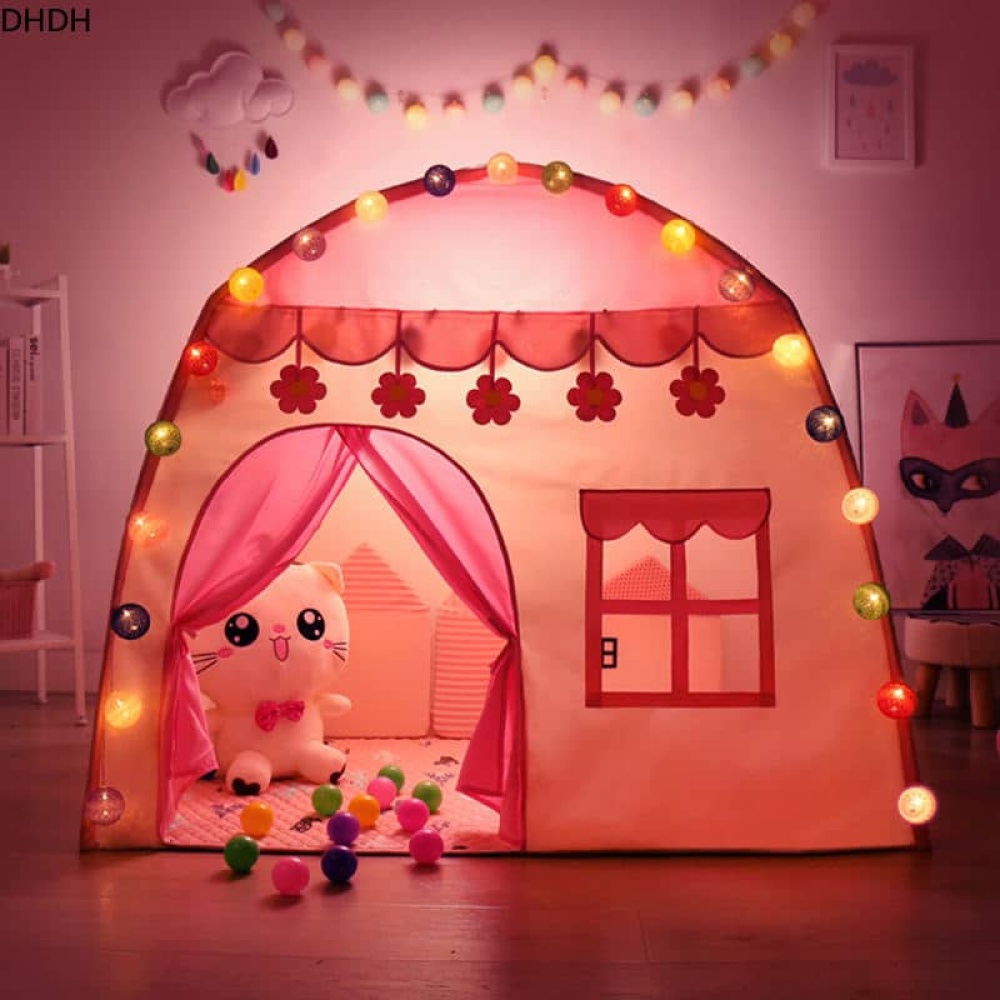 Roze prins of prinses tipi huis met knuffels binnen en lichtjes