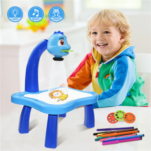 Tekentafel met overheadprojector in blauw met lachend kind en gekleurde stiften