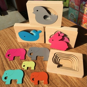 Kleurrijk houten educatief puzzelspeelgoed voor kinderen op een houten tafel