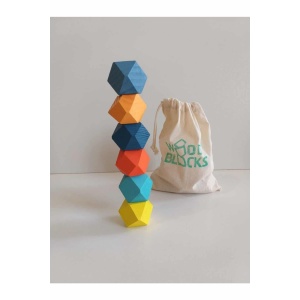 Geometrische houten evenwichtstoren met witte tas