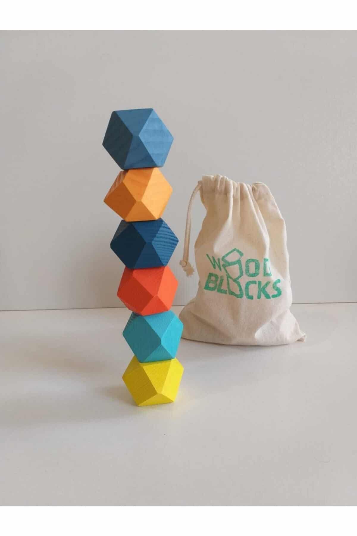 Houten evenwichtstoren Geometrische houten evenwichtstoren met witte tas