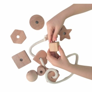 Houten geometrische vormen voor kinderen met wit touw
