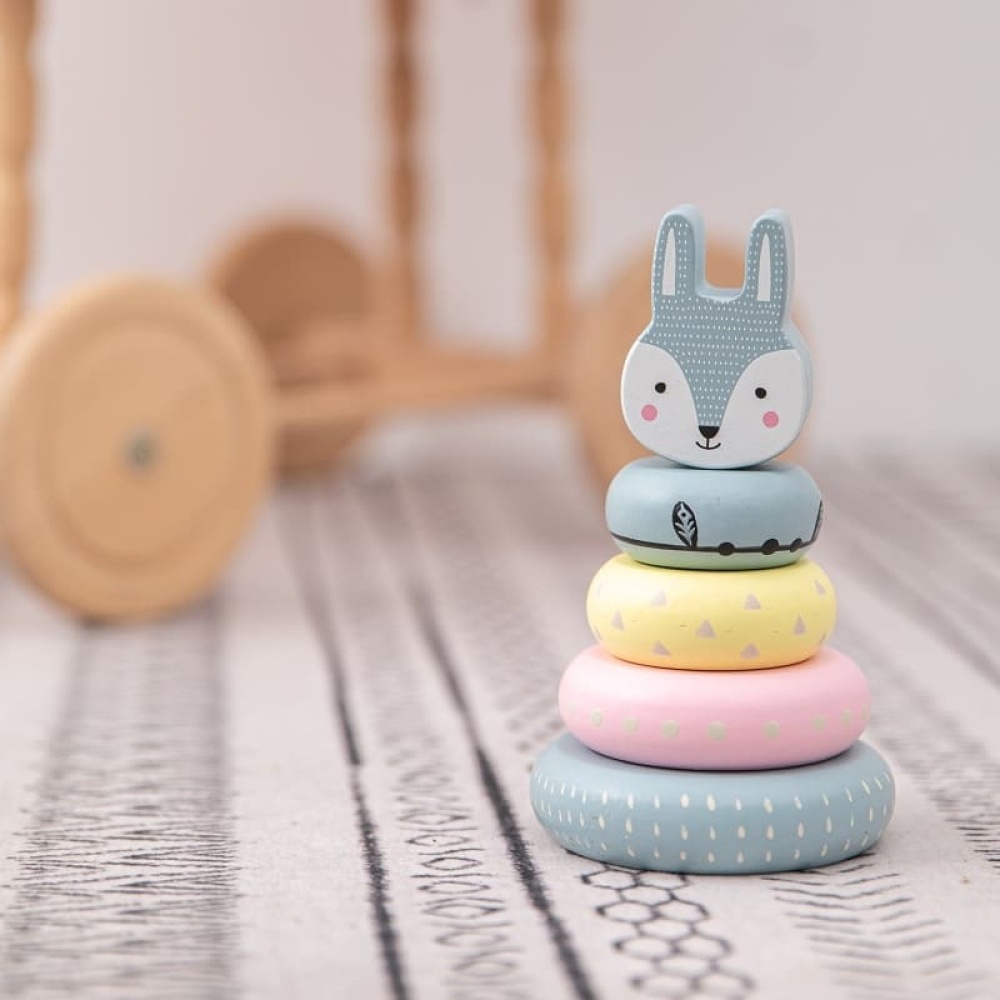 Houten speelgoed voor baby's in de vorm van een konijn op een matje