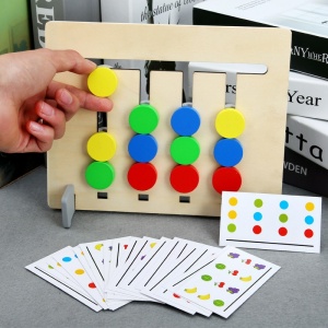 Houten kinderspel met gekleurde stukken en kaarten op een grijze tafel