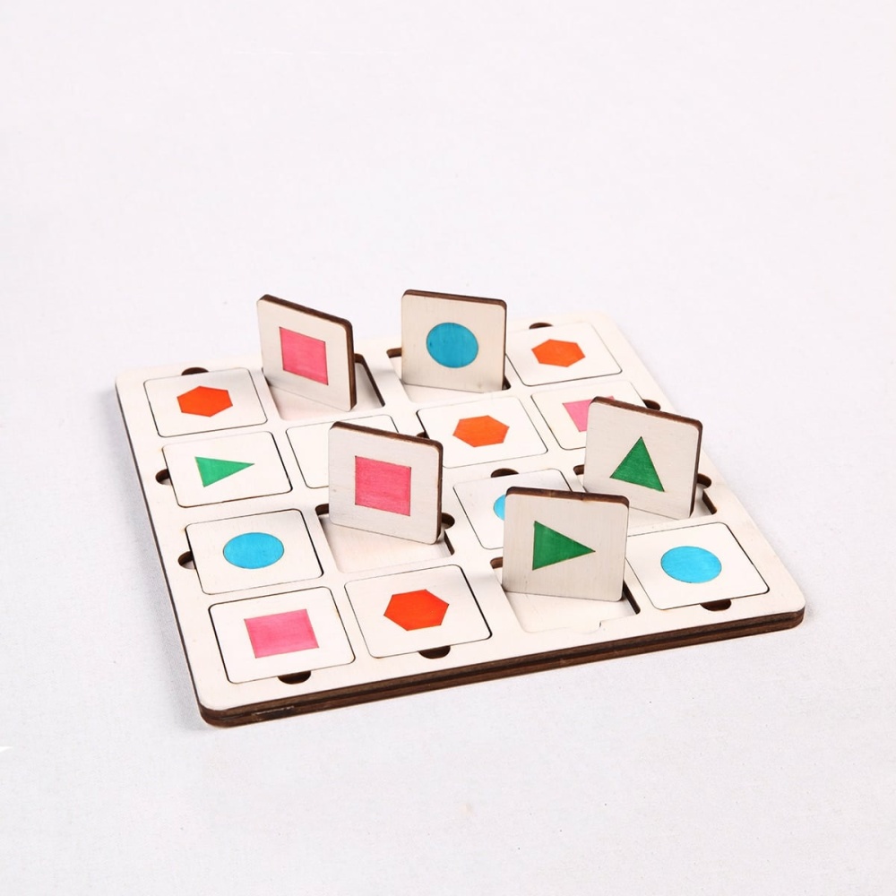 Witte houten Sudoku voor kinderen met gekleurde geometrische vormen