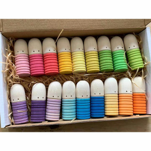 Kleurrijke houten wasknijperpoppen voor kinderen in een kartonnen doos
