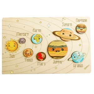 Houten zonnestelselpuzzel met gekleurde planeten