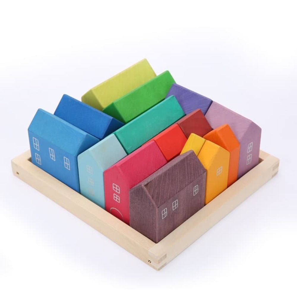 Regenboogkleurige houten huisblokken voor kinderen in een houten doos