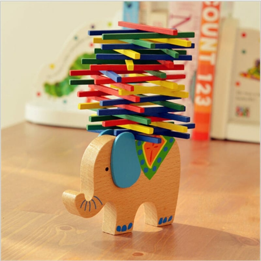 Balansblokken voor kinderen met houten olifant met blauwe oren op een houten tafel