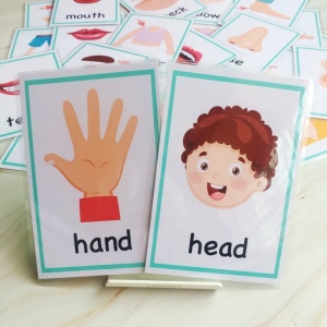 Babykaartspel met hand en hoofd en andere kaarten op een bed