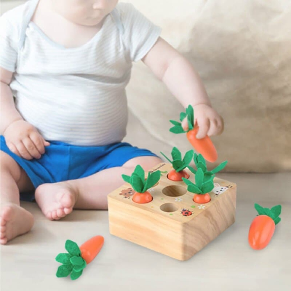 Houten puzzel van worteloogst met baby op wit tapijt