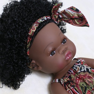 Afropop met prachtig haar en jurk en hoofdband in Afrikaanse stijl