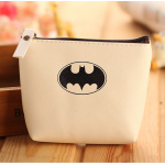 Muntenbeurs met Batman-logo in beige op een houten basis