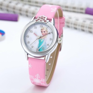 Prinses Elsa horloge met roze naalden, op een tafel naast de notitieboekjes