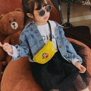 Kleurrijk heuptasje voor kinderen met zittend meisje en bruine teddybeer