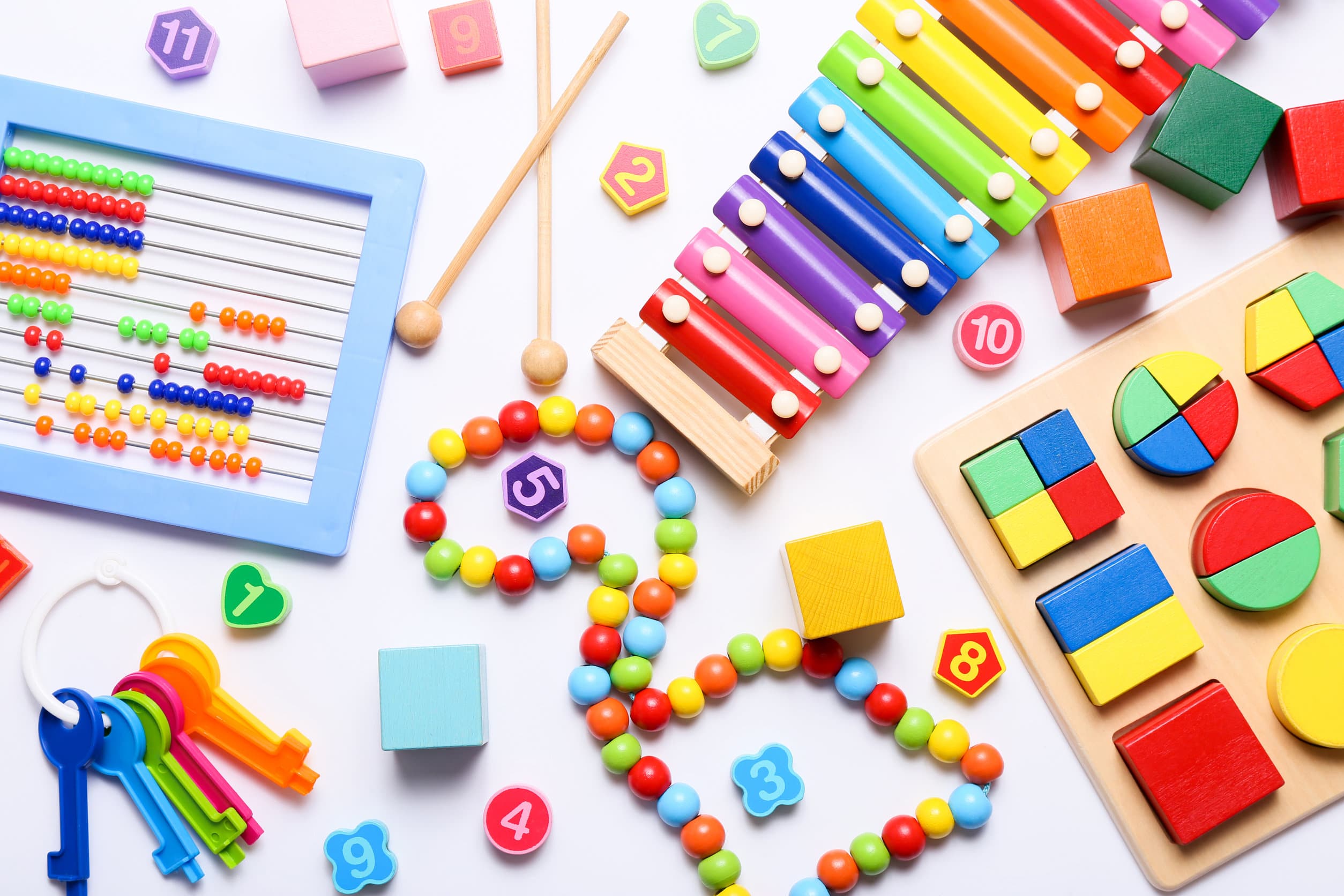 Tientallen kleurrijke educatieve speeltjes voor kinderen van bovenaf gezien