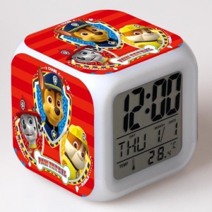 Rode elektronische wekker versierd met de Patrouille