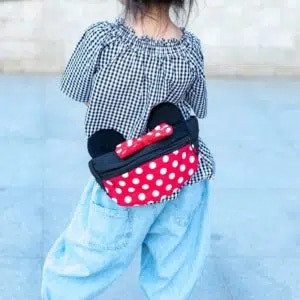 Fanny-pack met rode, zwarte en witte Mickey- en Minnie-oren op de rug van een meisje